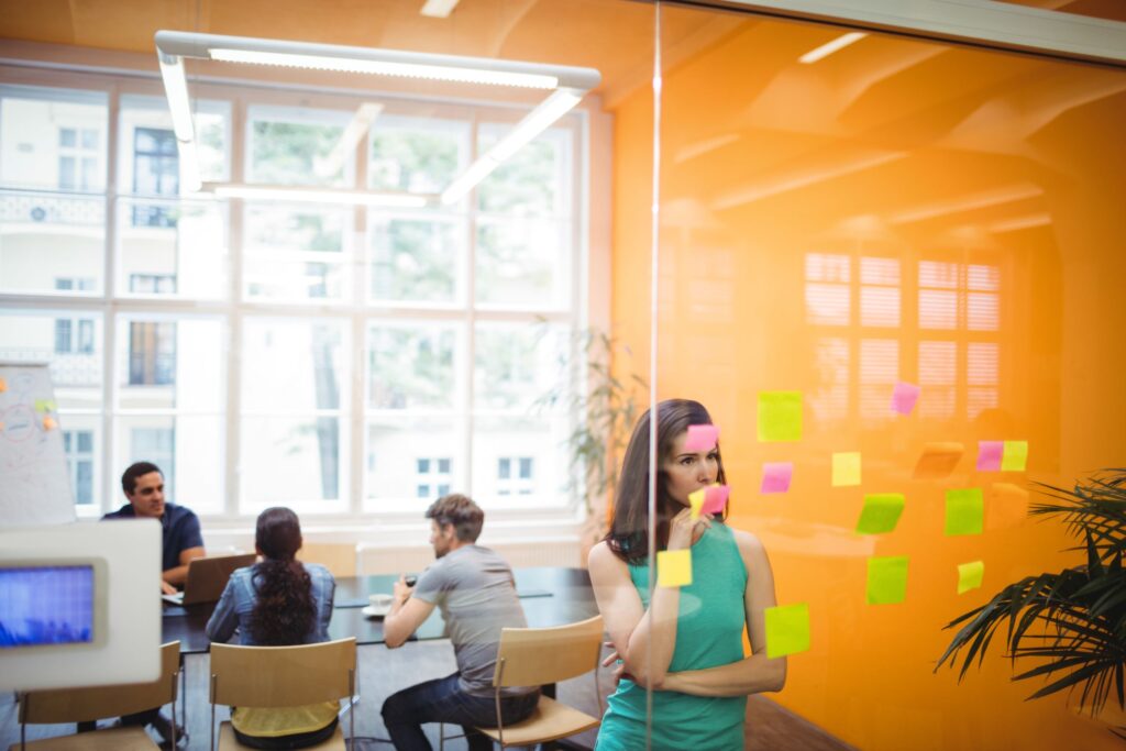 A qualidade de vida no trabalho é um tópico essencial que afeta diretamente o bem-estar dos colaboradores e a eficiência operacional das empresas. O equilíbrio entre o profissional e o pessoal, juntamente com a capacidade de desempenhar tarefas com eficiência, é fundamental para criar um ambiente de trabalho saudável e produtivo.