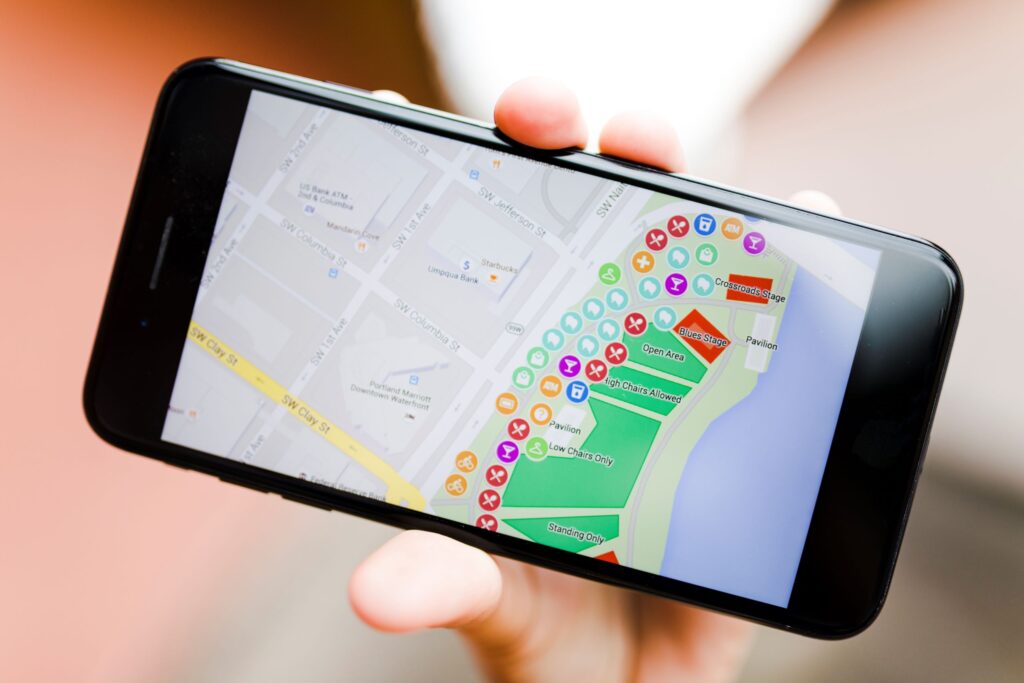 O Google Maps, uma das ferramentas de navegação mais amplamente utilizadas em todo o mundo, passa por atualizações constantes para aprimorar a experiência do usuário, adicionar novos recursos e melhorar a precisão das informações fornecidas. No entanto, nem sempre é fácil acompanhar a atualização, especialmente quando elas acontecem em segundo plano.